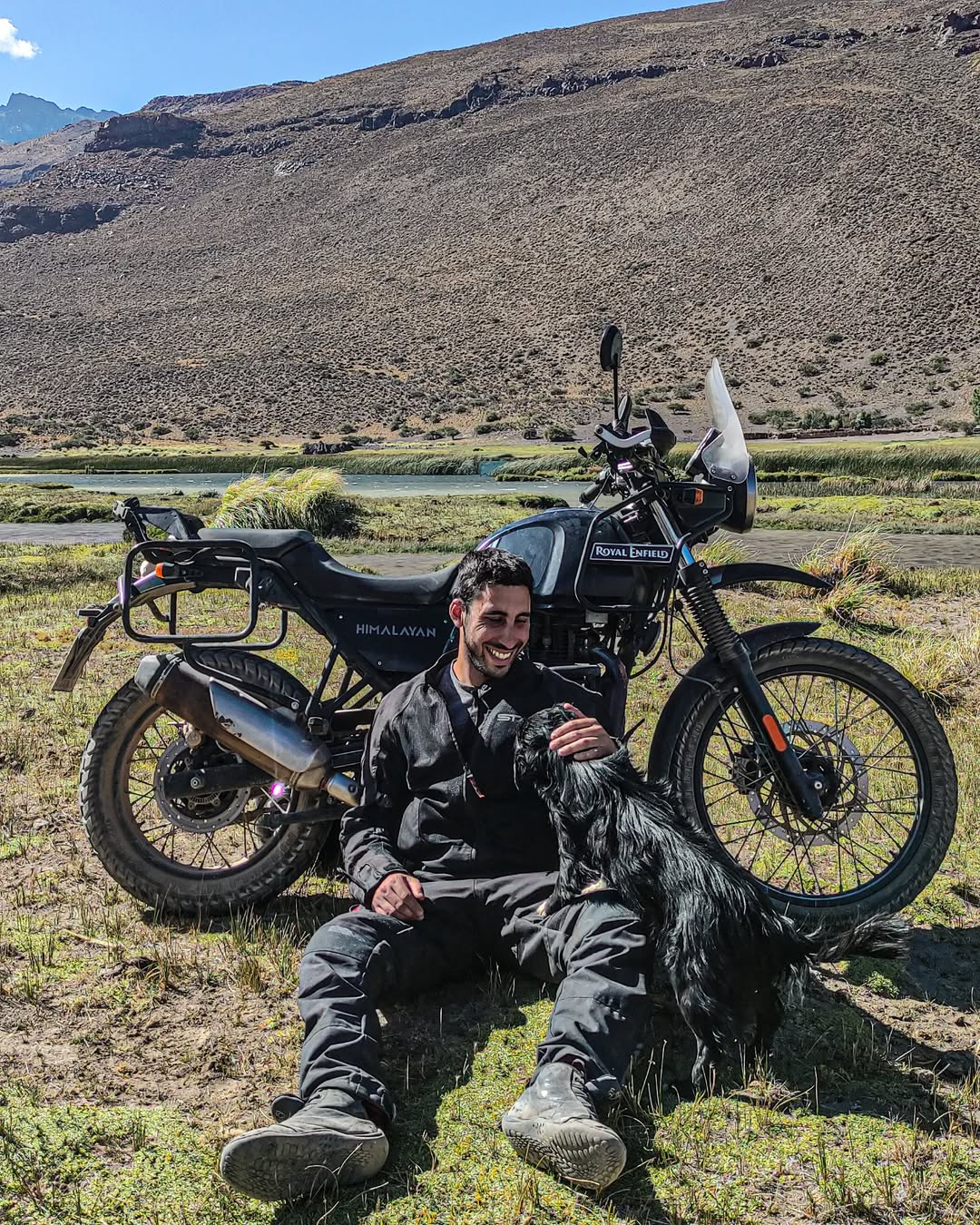 Facu Pérez con su moto Royal Enfield Himalayan